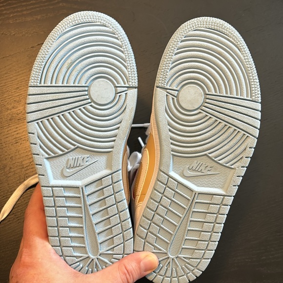 Jordan 1 Mid SE Semame (W) size 6 - Picture 5 of 6